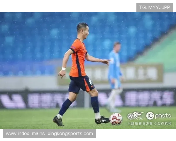 青岛海牛禁区抢点极具威胁，皮球擦柱而出