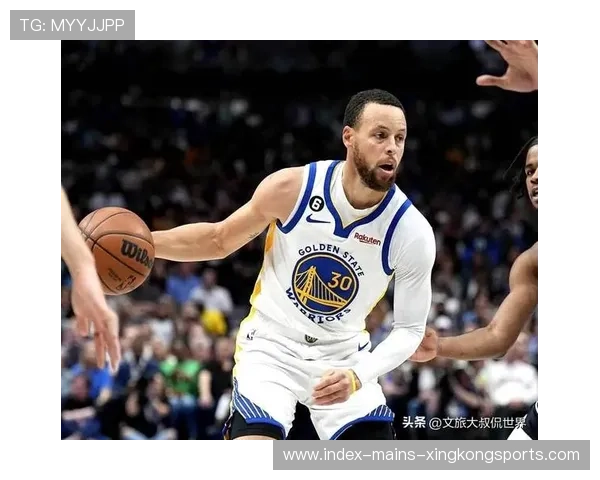 库里侧翼急停三分破网,勇士全场沸腾 库里侧翼急停三分破网,勇士全场沸腾